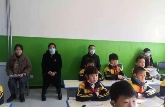 教師與學(xué)生交流場(chǎng)景