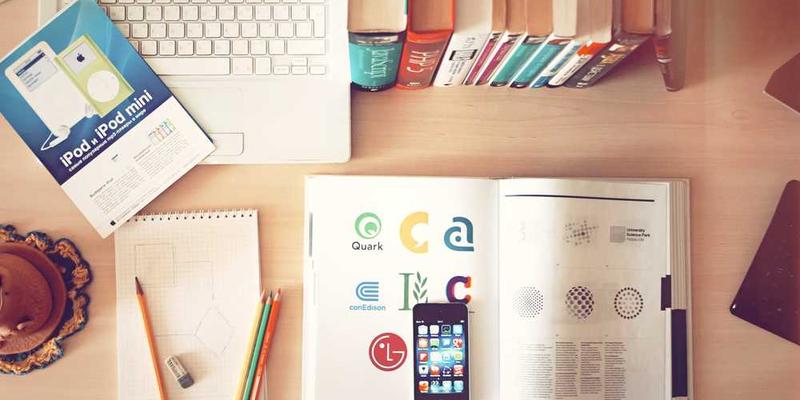 教師整理紙質(zhì)檔案與電腦系統對比